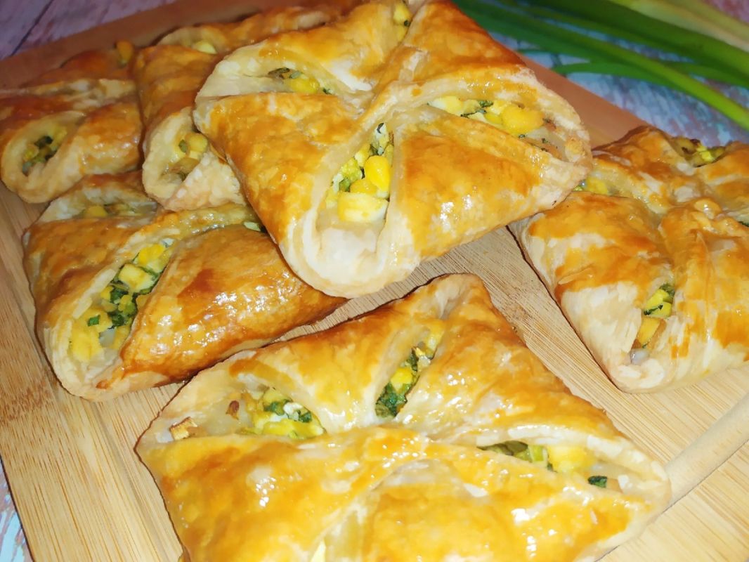 Слойки с яйцом и зеленым луком: идеальная выпечка для перекуса