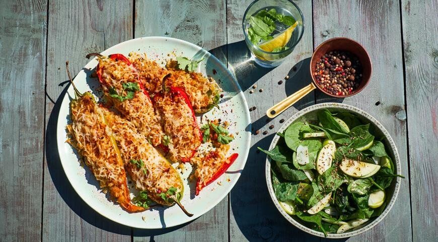 Перцы, фаршированные рисом и нутом: яркое летнее лакомство