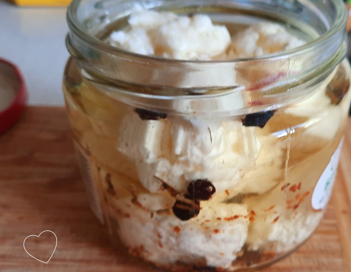 Как приготовить восхитительный маринованный сыр с чесноком и розмарином дома