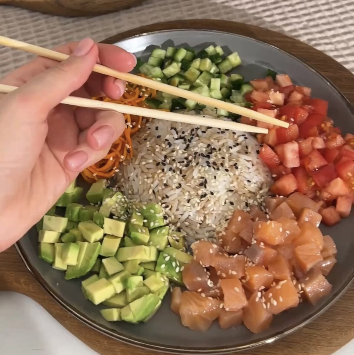 Как быстро приготовить вкусный поке с рыбой и овощами