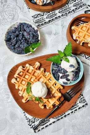 Летние вафли с мороженым и ягодами для идеального завтрака