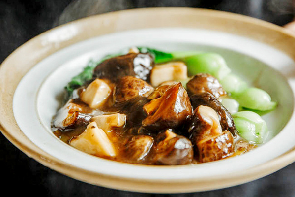 Тушёные грибы шиитаке с бок-чой: легкий путь к китайской гастрономической классике