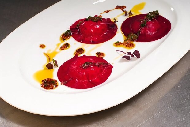 Свекольные равиоли с лососем