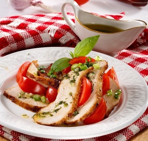 Невероятный салат из индейки с помидорами и зеленым луком