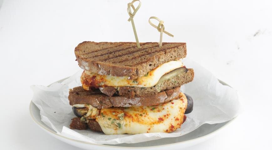 Вкусный сэндвич с сулугуни и запеченными баклажанами: простое и сытное решение для ужина