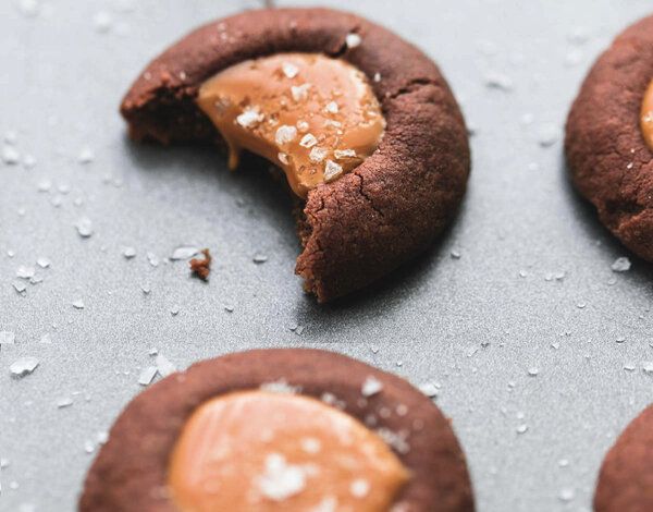 Шоколадное печенье с карамельной начинкой: сладкий подарок для всей семьи