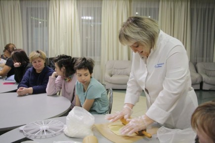 Это про семейный ритуал на кухне и маленькие победы вместе с мамой