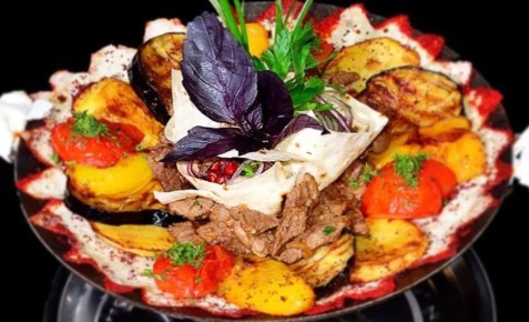 Сочный рецепт свиной грудинки с овощами на садже