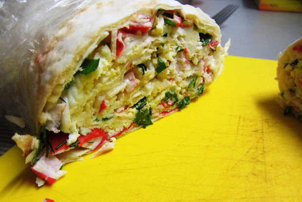 Кулинарный хит: рулет из крабовых палочек в лаваше