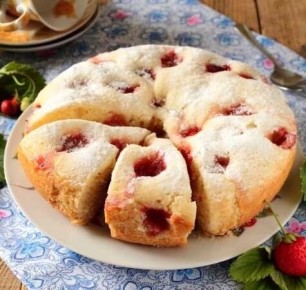 Нежный клубничный пирог в мультиварке: простота и вкус в каждом кусочке
