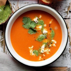 Порадуйте свои вкусовые рецепторы: нежный суп из печёных перцев с песто