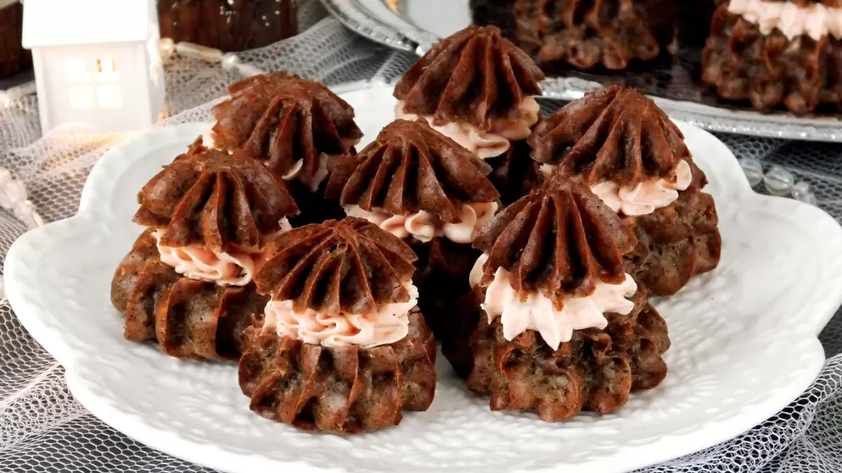 Новогодние профитроли с начинкой: уникальный рецепт для праздничного стола