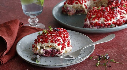 Гранатовый браслет: вкусный слоеный салат с грибами