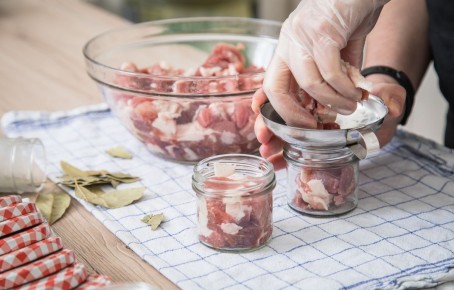 Как сделать вкусную домашнюю тушенку без опасности для здоровья