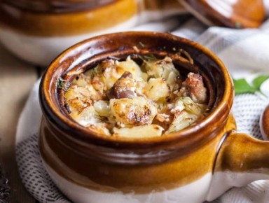 Нежная курица с грибами в горшочке: погружение в вкусовую гармонию