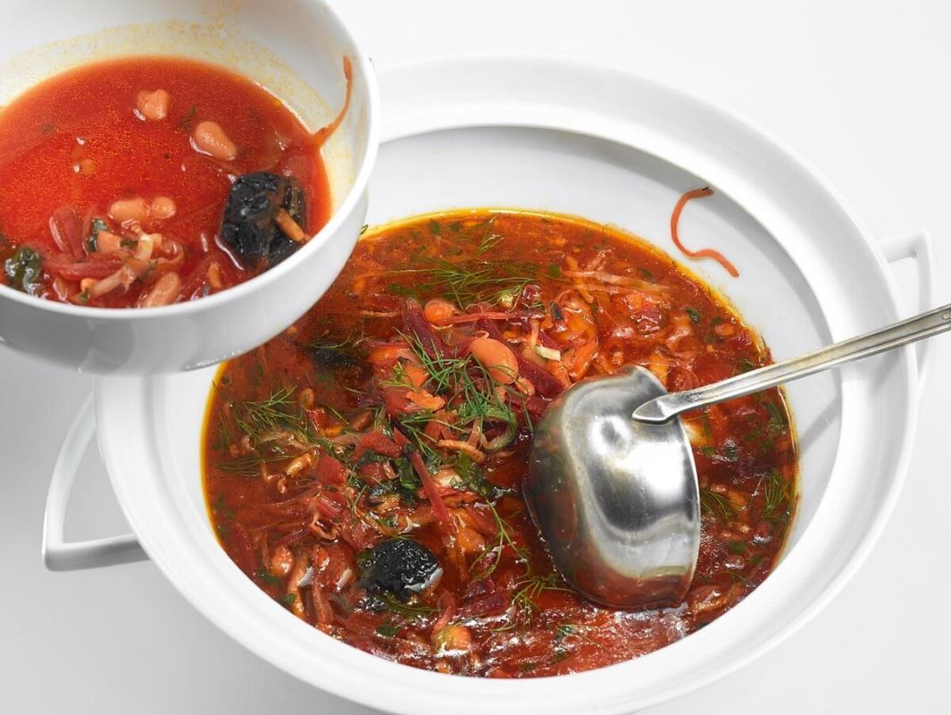 Борщ с черносливом и копченой грудинкой