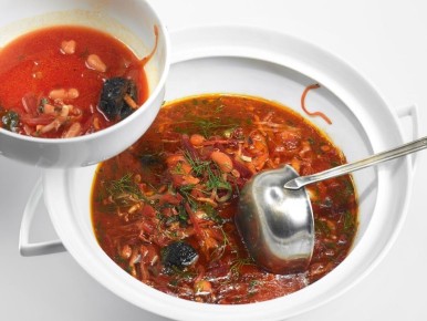 Борщ с черносливом и копченой грудинкой