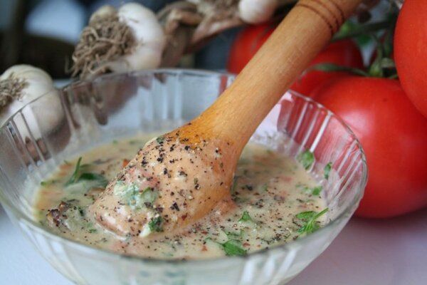 Вкусный чесночный соус к жареной свинине: секреты на огуречном рассоле