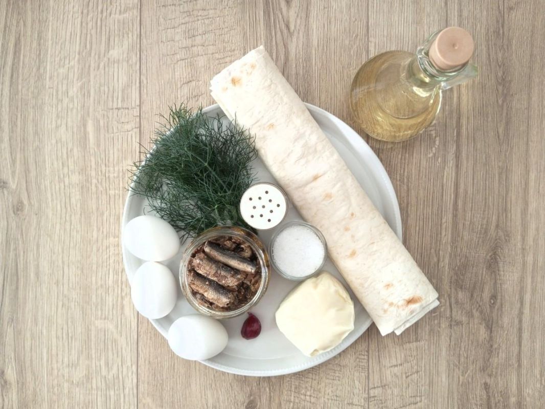 Очарование закуски: жареные лавашные конвертики с сыром и шпротами